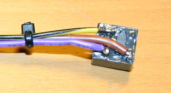 Je ein Kontakt von Spule und Schlieer werden auf Masse gelegt (gelb/schwarz), das violette Kabel wird ber den Schlieer auf Masse gezogen und das braune Kabel liefert die Schaltspannung fr das Relais.
